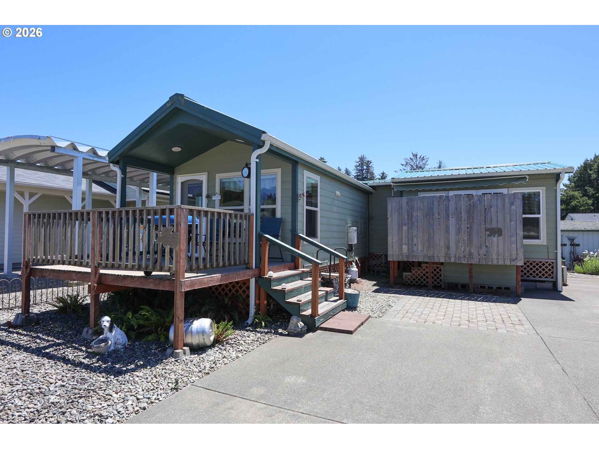 16 PINE LN