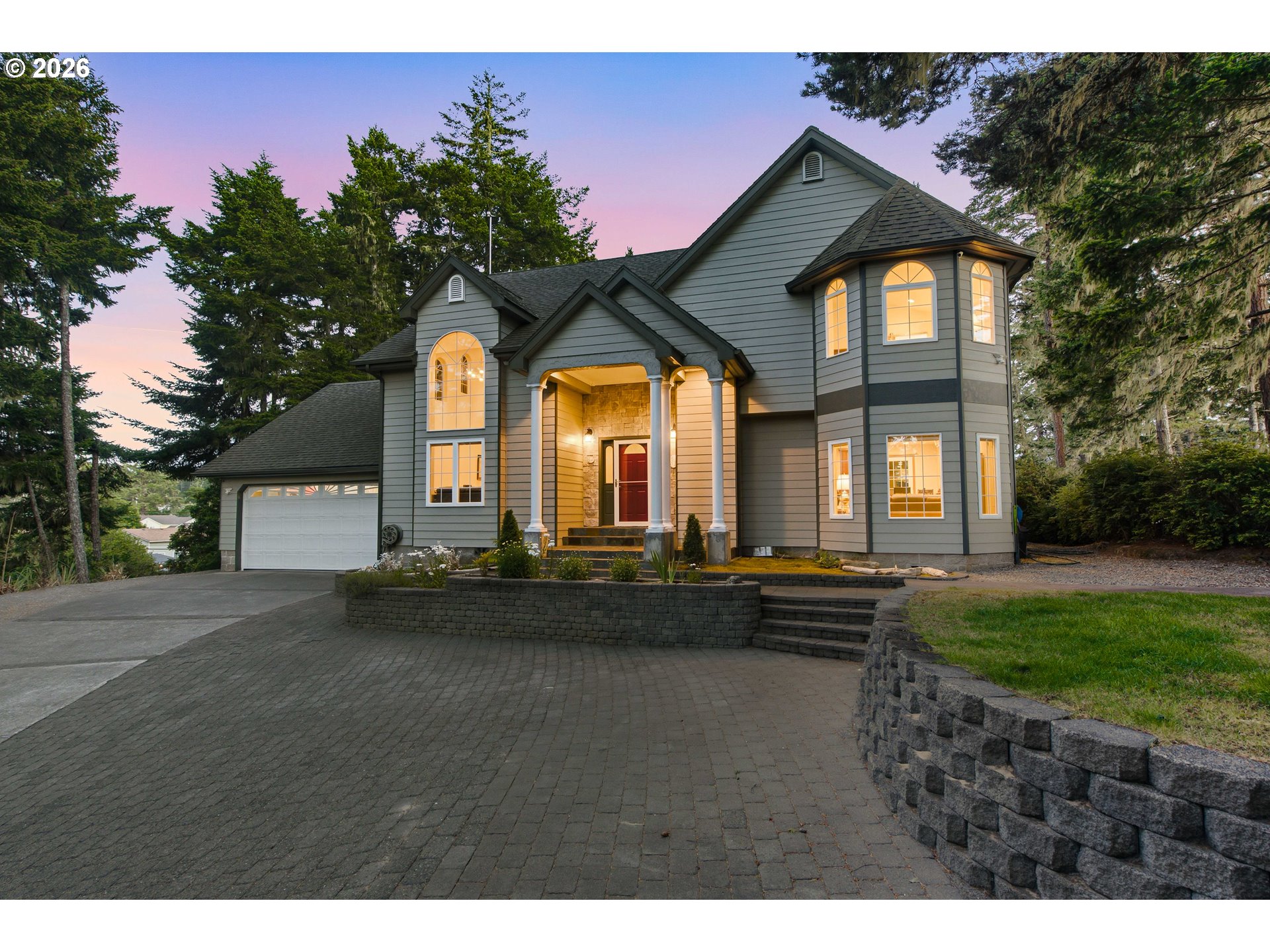 930 LAKE CT