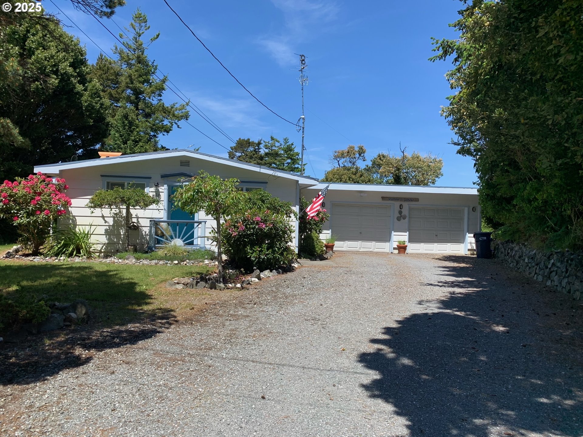 850 LAKESHORE DR